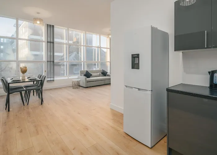 Town Centre Apartment - Near Airport & Train Station