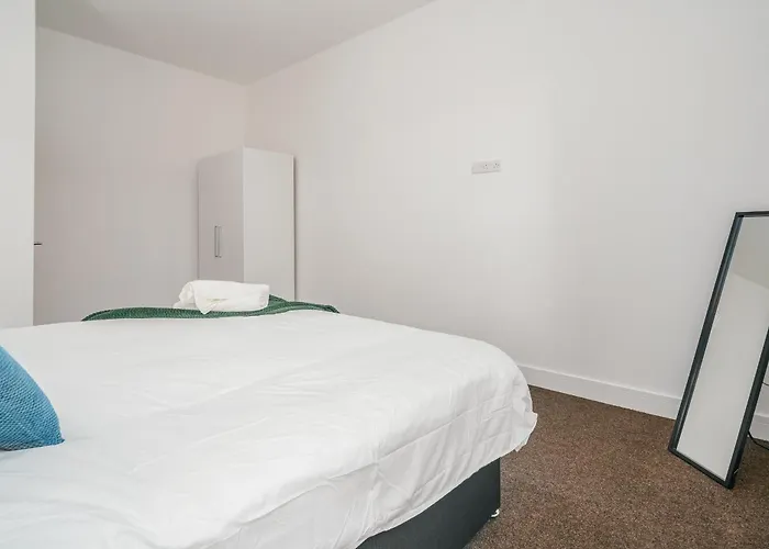 Town Centre Apartment - Near Airport & Train Station