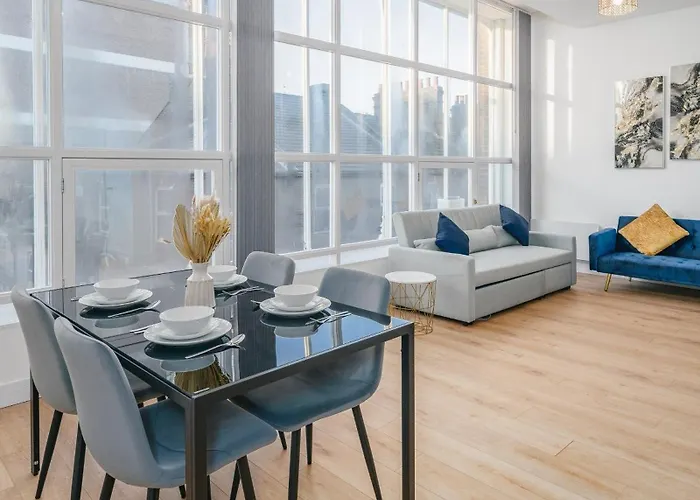 Town Centre Apartment - Near Airport & Train Station