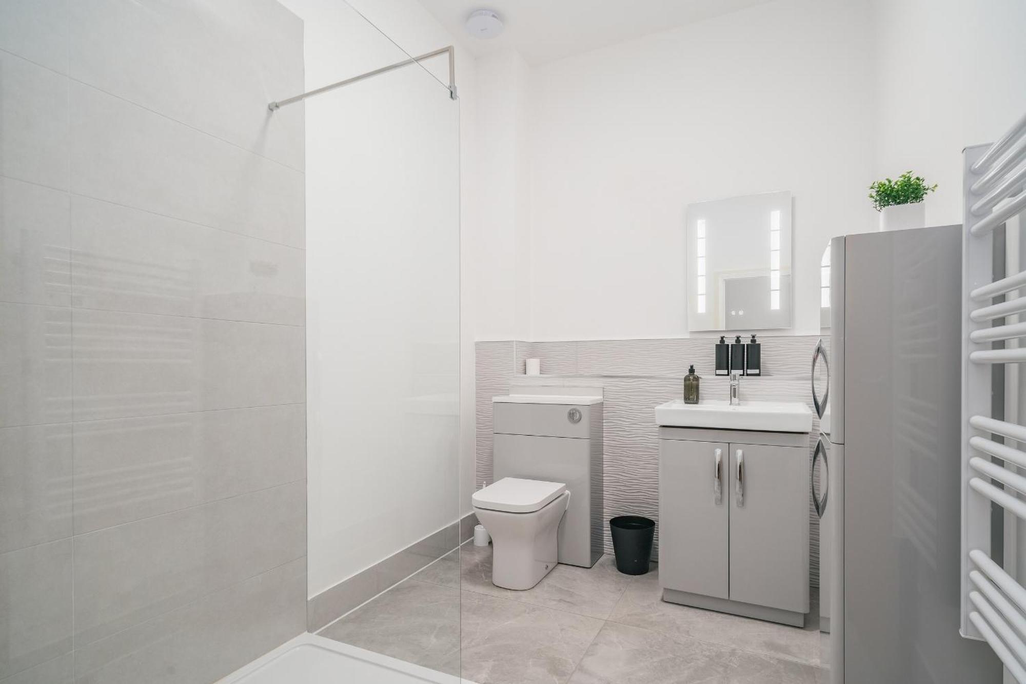 Town Centre - Near Airport & Train Station Apartment