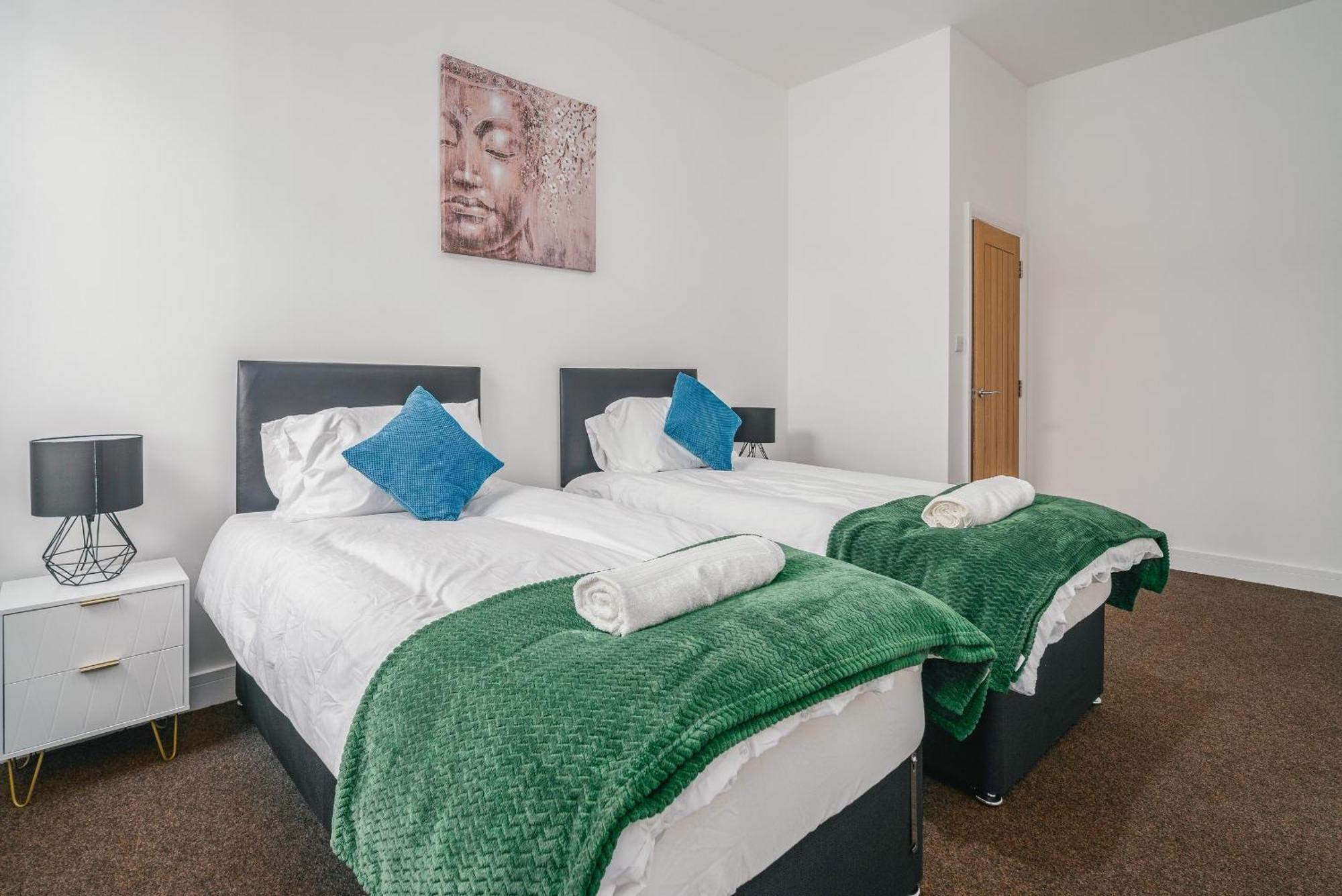 Town Centre - Near Airport & Train Station *