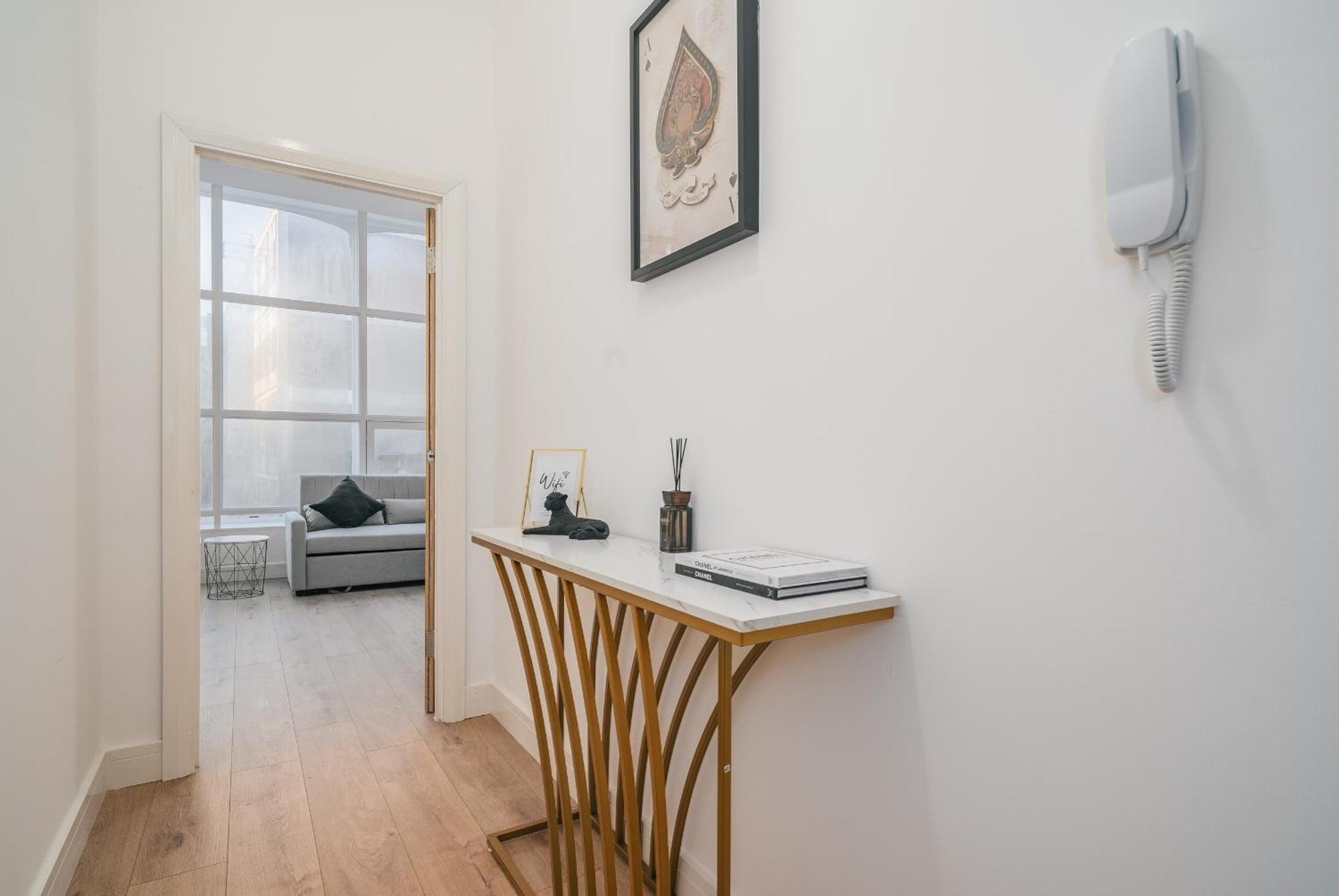 Town Centre - Near Airport & Train Station Apartment