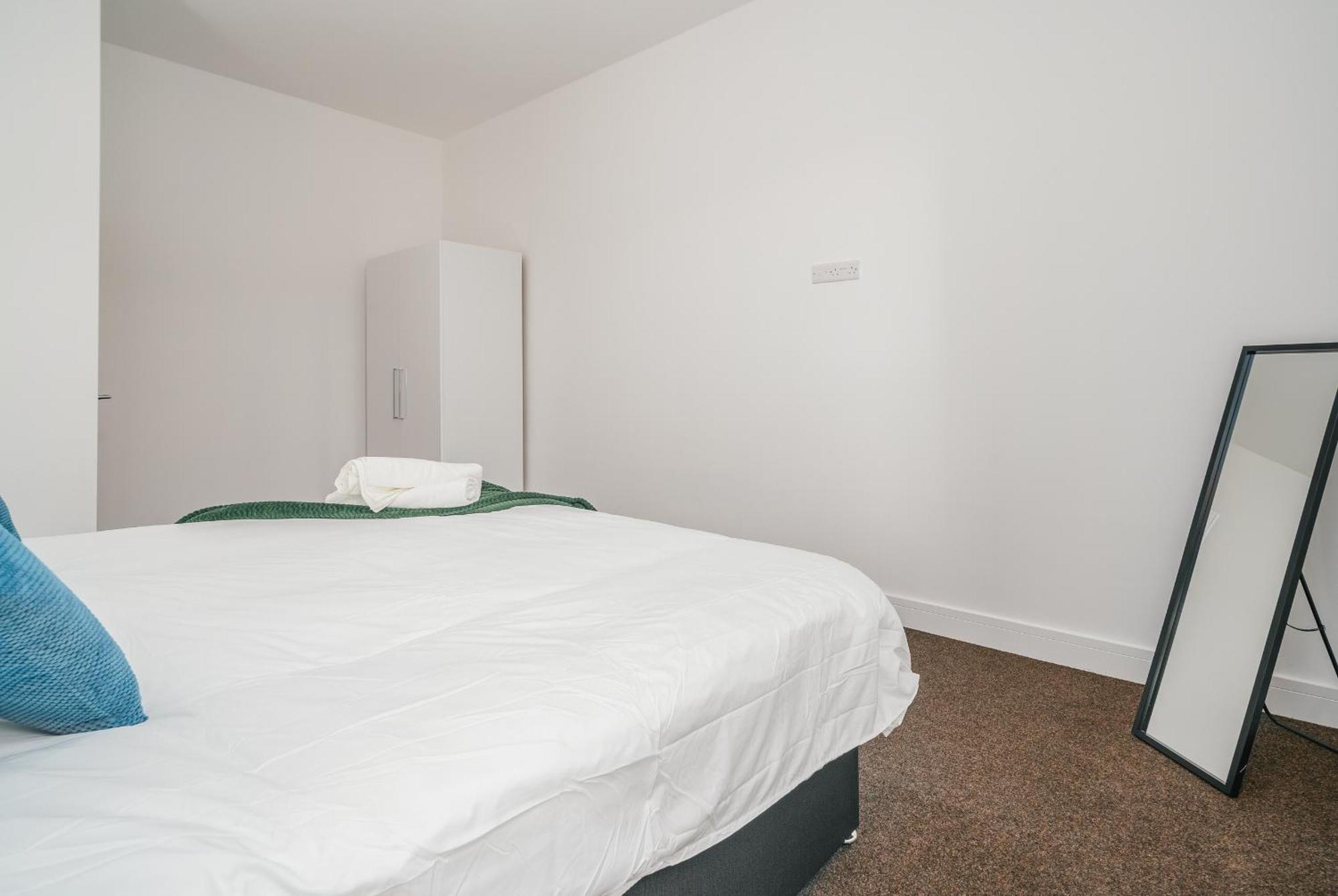 Town Centre - Near Airport & Train Station *